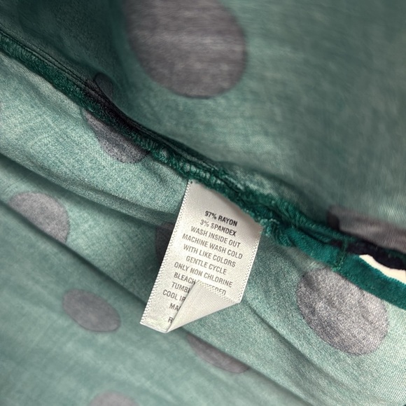 Crown & Ivy Emerald Green Dotted 3/4 Sleeve Ruffle Neck Printed Top Size Small - Picture 7 of 8